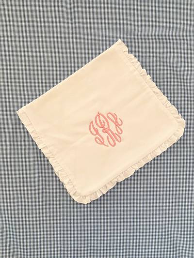 Weißes Rüschen Spucktuch Mit Monogramm - Personalisiertes Für Babys von Etsy - LittleBirdMonograms